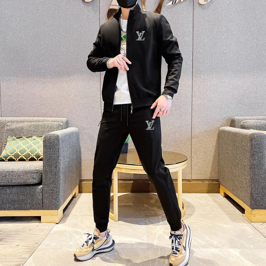 🅿️420 [LV Louis Vuitton] (Fat Man Gospel) hot-selling suit is coming. Focus on the original version of the official website. 2025 new hot-selling cardigan and sweatshirt suit. The original order is the best. 🇭🇰The meticulous work of top designers. Just for a fitting and perfect upper body effect. All-natural high-quality Roman cotton 100%, close-fitting comfort, noble and elegant! Original hardware embodies elegance and nobility! Counter size: M-5XL (maximum wear up to 220 pounds)